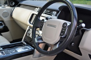 Range Rover Vogue Autobiography White - Grand Luxury Chauffeurs