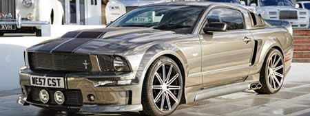 Ford Mustang V8 gold