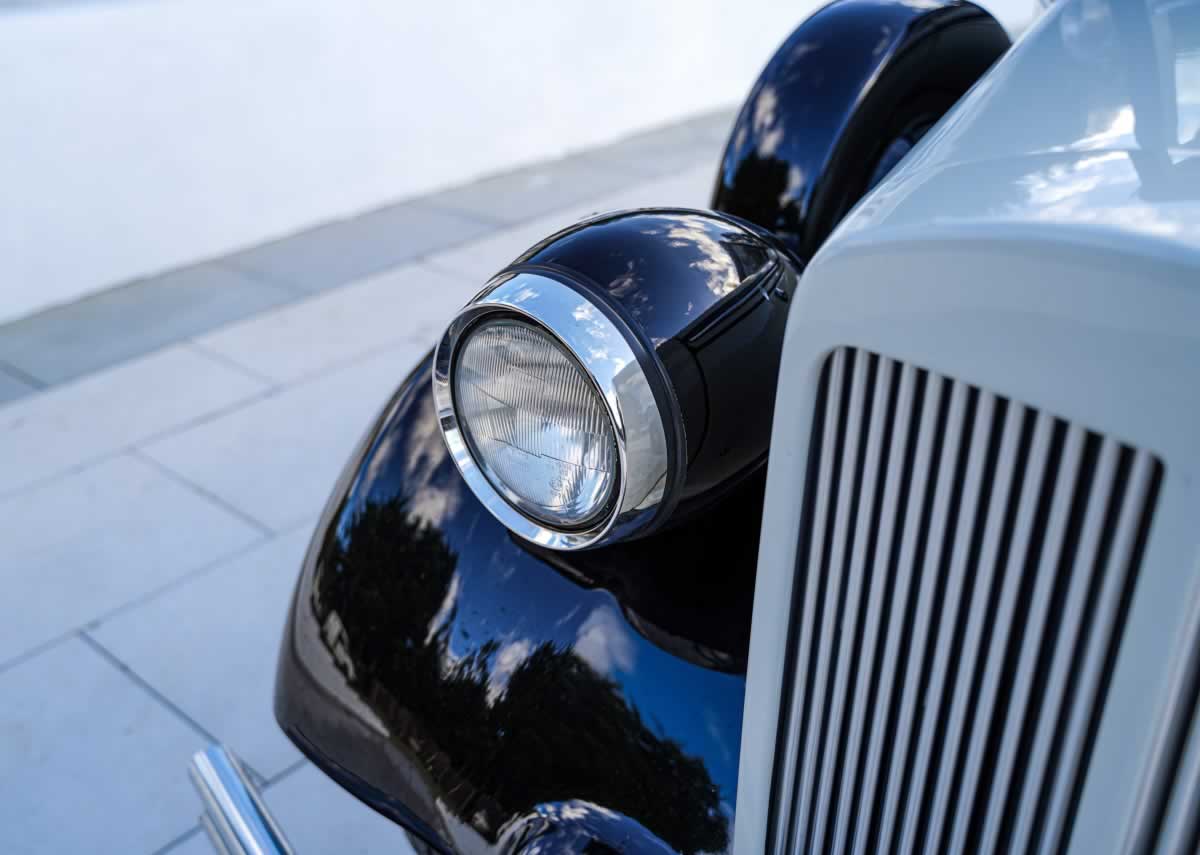 Regent Landaulette closeup front exterior grille and headlamp