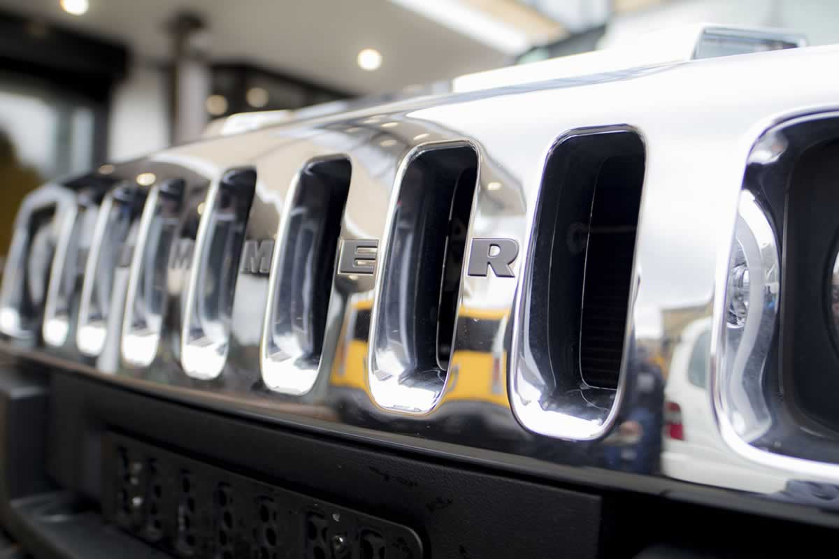 White Hummer H2 exterior 4