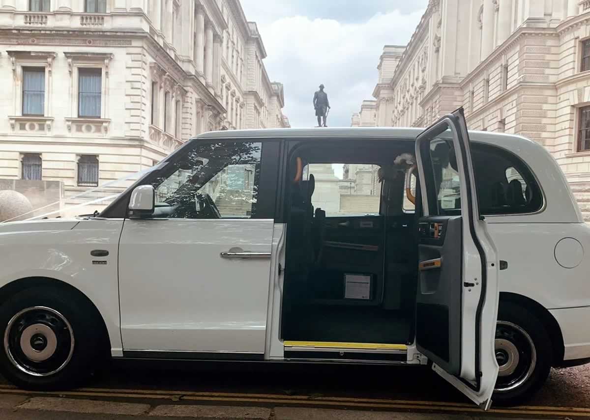Whit eLonodn Taxi TX43