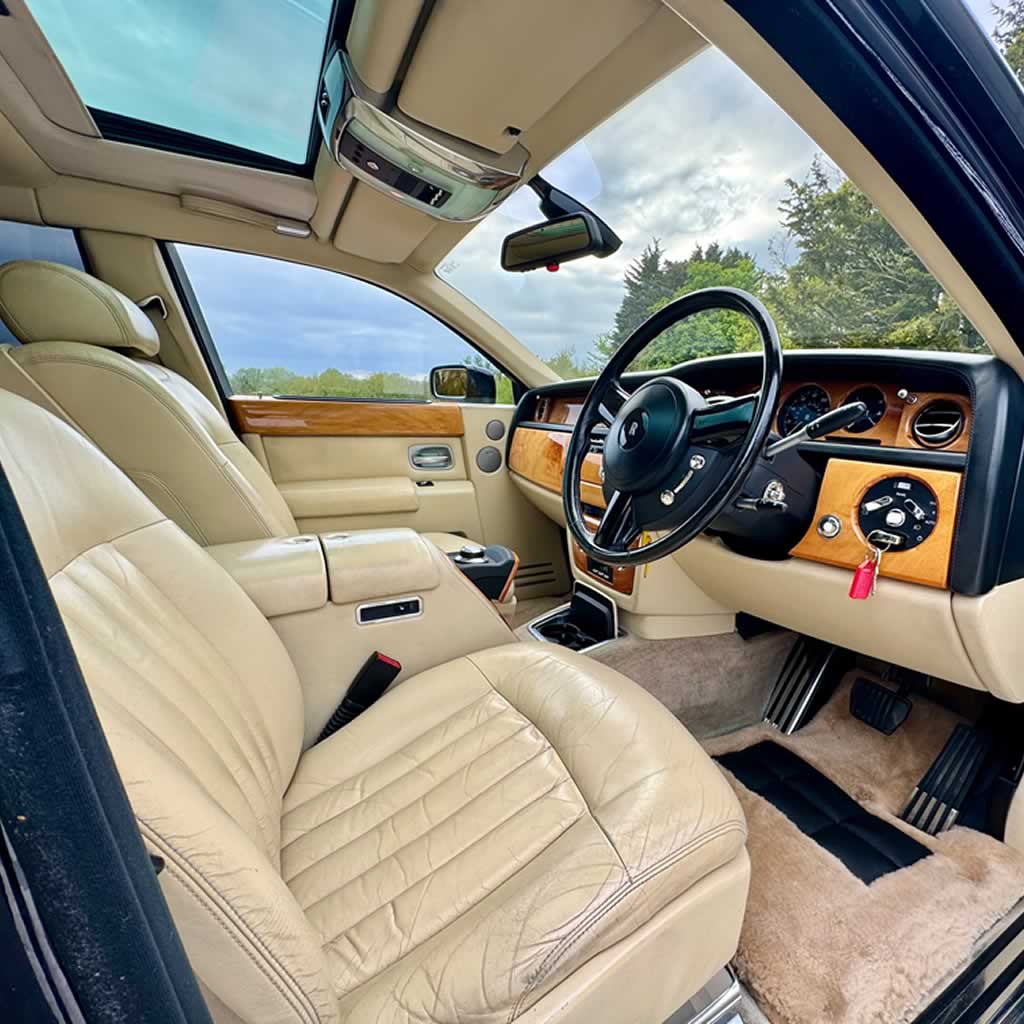 Rolls-Royce Phantom I front seats and dashboard